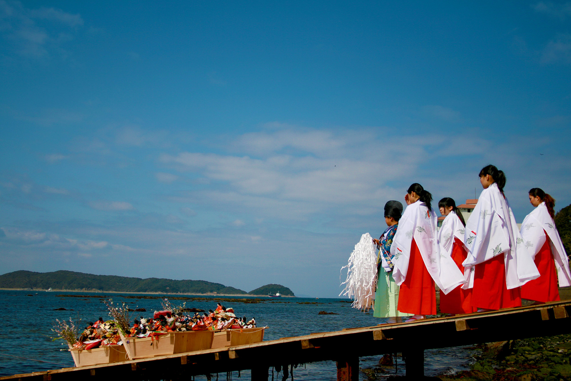 Hina dolls are carried on board by a shipの写真