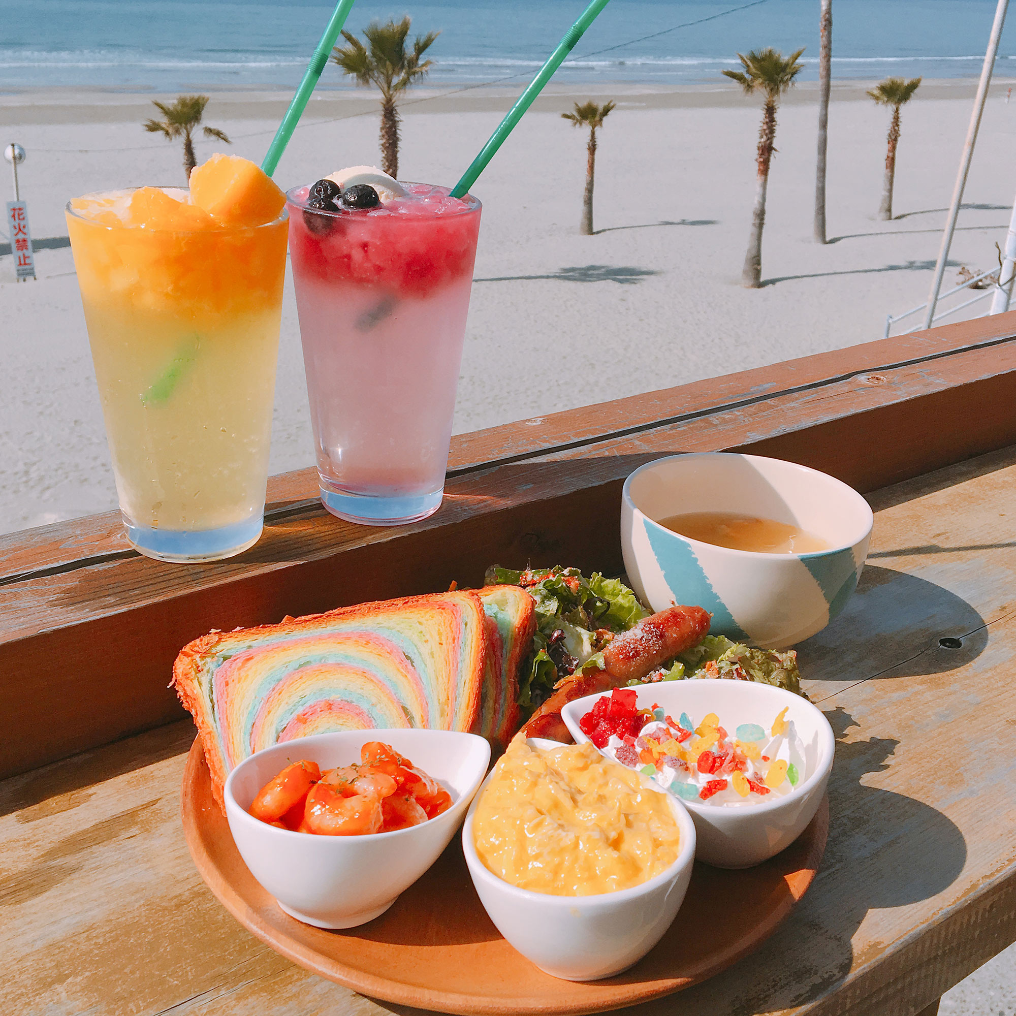 In front of the beach, with colorful bread and sodaの写真